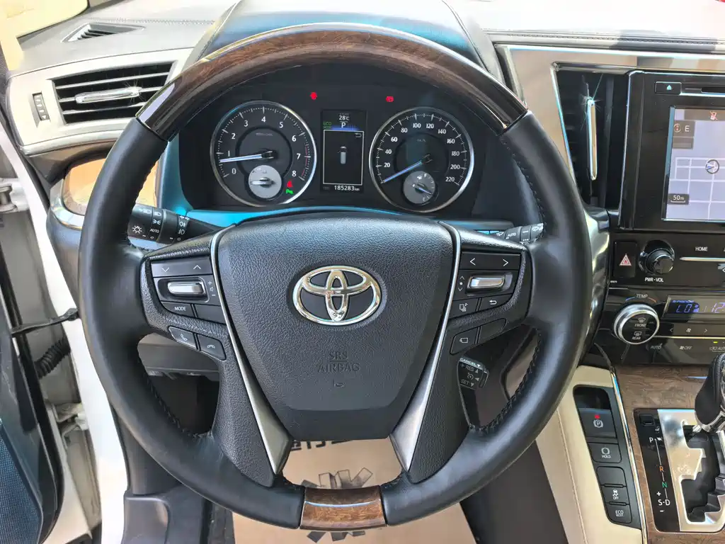 Toyota Alphard 2017 — фото 11