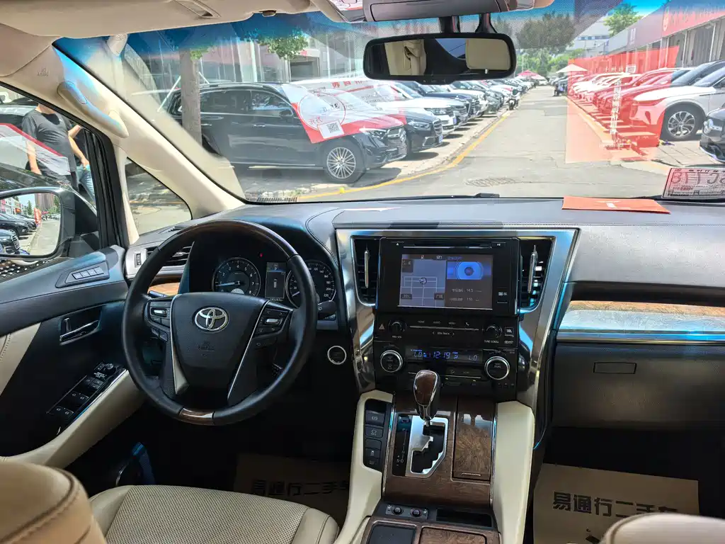 Toyota Alphard 2017 — фото 10