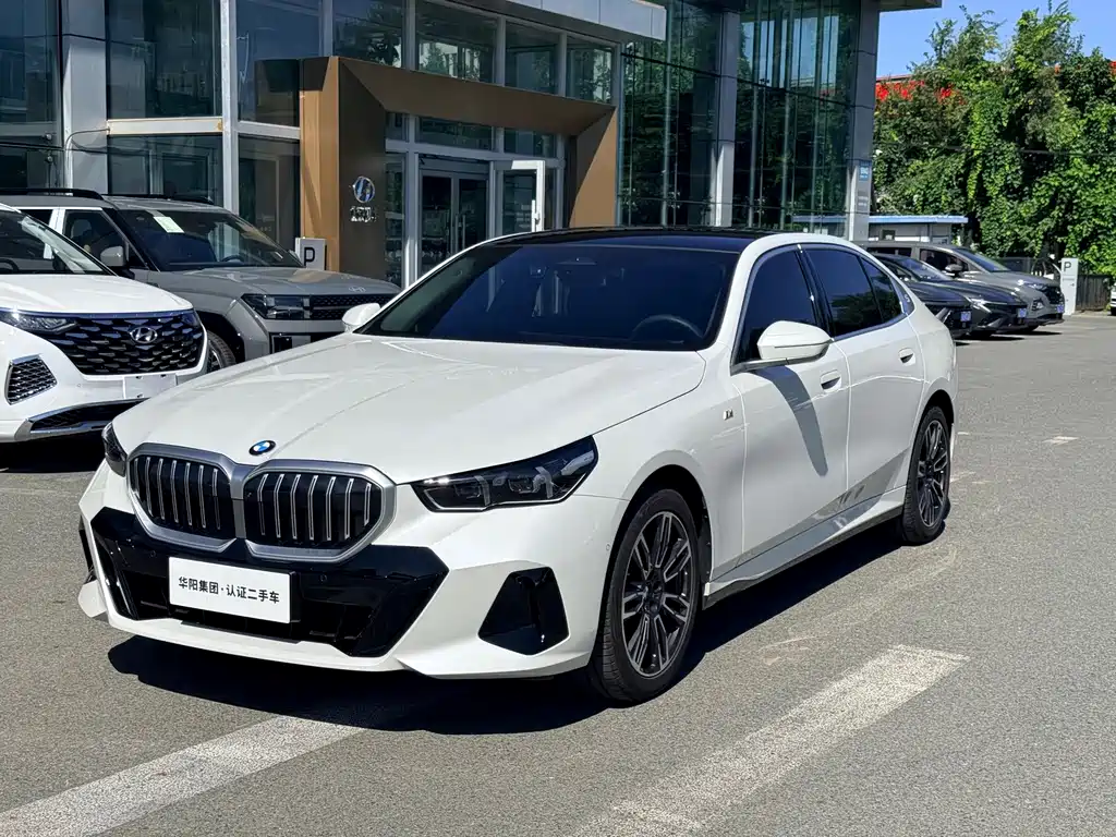 BMW 5 Series 2025 — фото 1