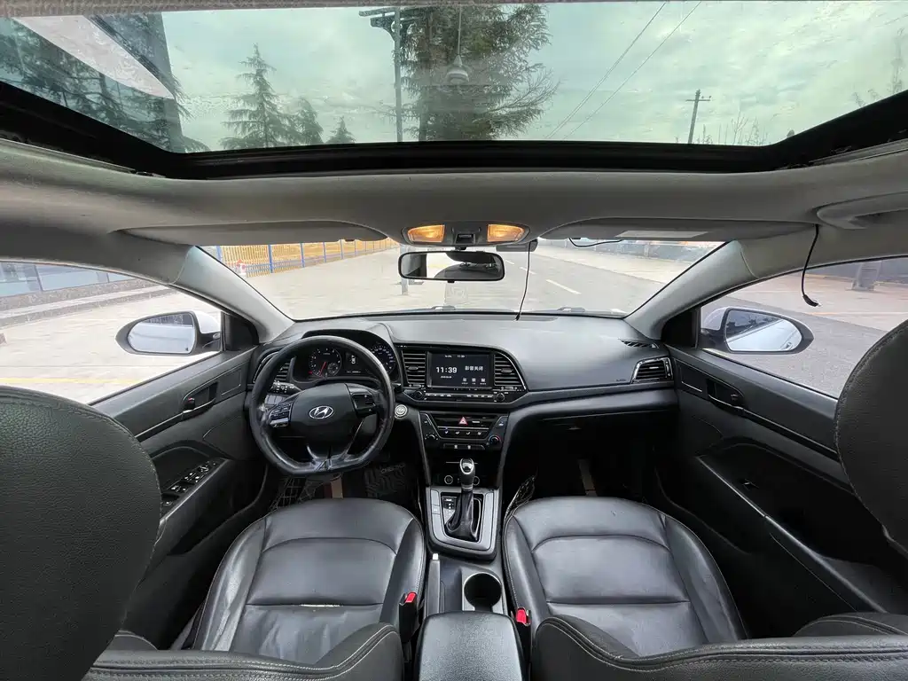 Hyundai Elantra 2017 — фото 9