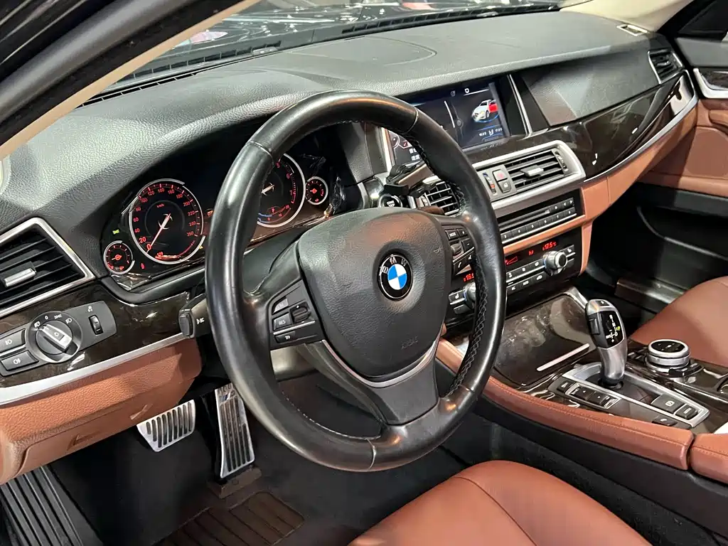 BMW 5 Series 2017 — фото 13