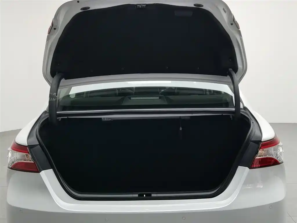 Toyota Camry 2023 — фото 16