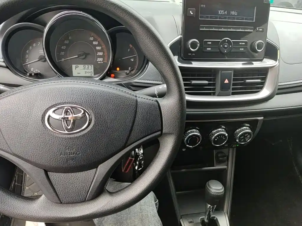 Toyota Yaris L 2021 — фото 10