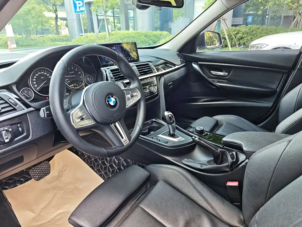 BMW 3 Series 2018 — фото 14