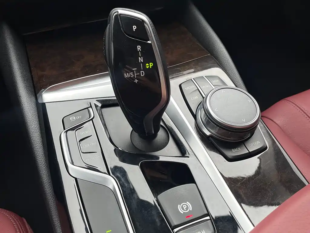 BMW 5 Series 2017 — фото 10
