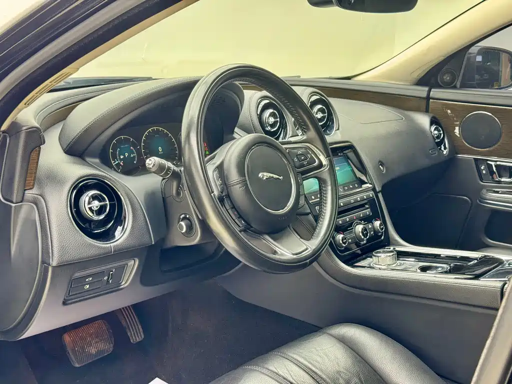 Jaguar XJ 2019 — фото 14