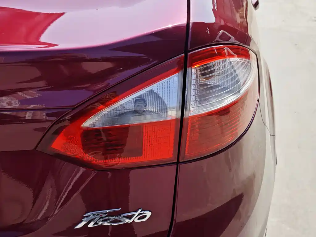 Ford Fiesta 2016 — фото 10