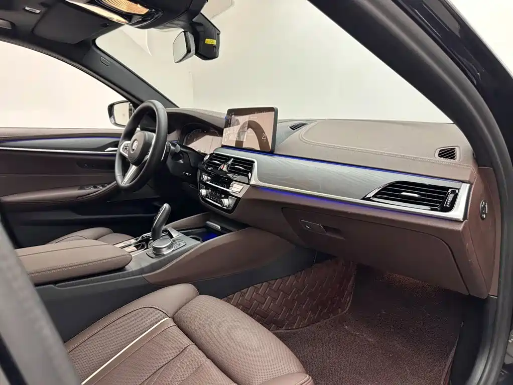 BMW 5 Series 2022 — фото 11