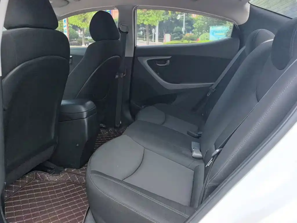 Hyundai Elantra 2017 — фото 17