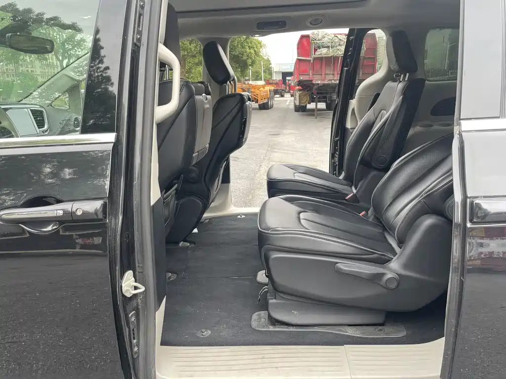 Chrysler Grand Voyager PHEV 2025 — фото 11