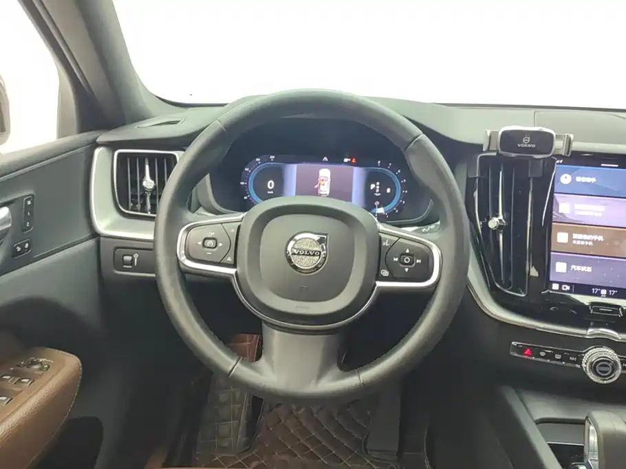 Volvo XC60 2021 — фото 15