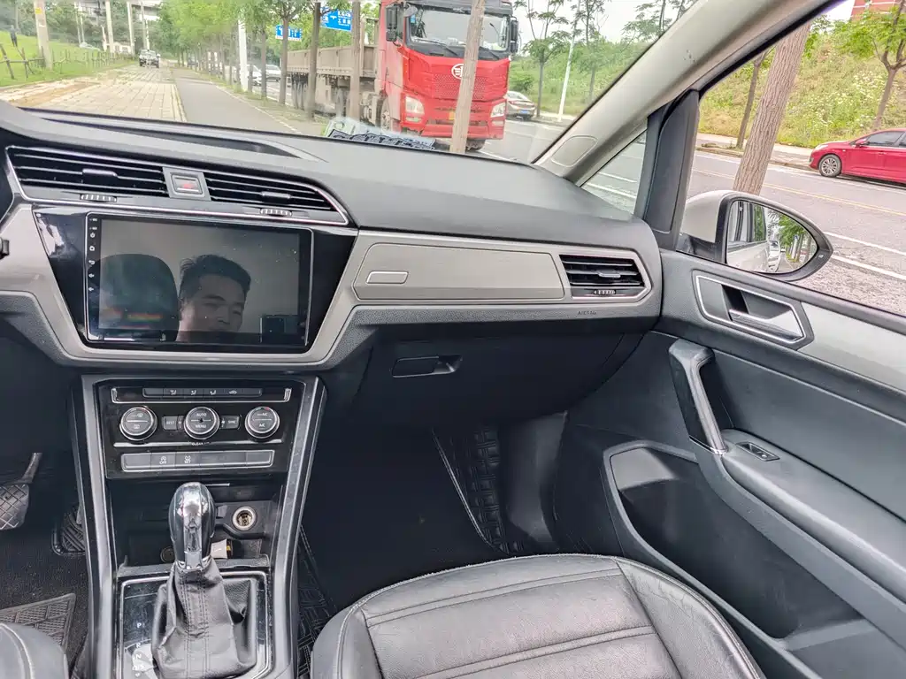 Volkswagen Touran 2017 — фото 14