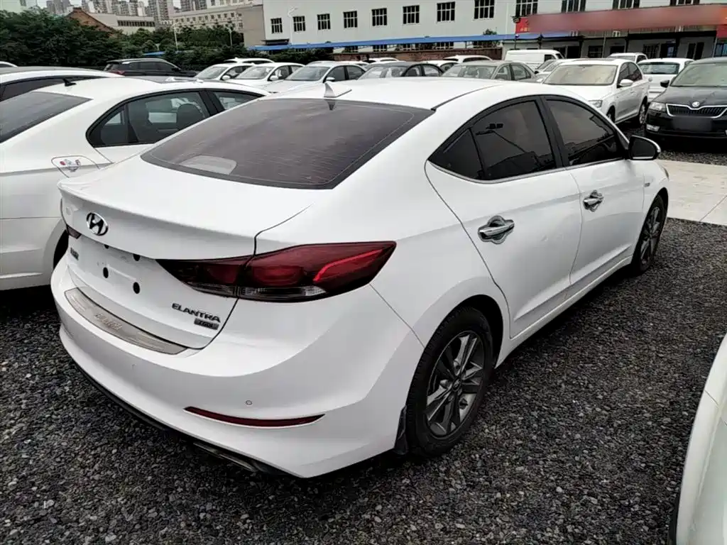 Hyundai Elantra 2017 — фото 7