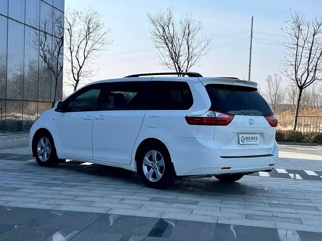 Toyota Sienna 2017 — фото 4