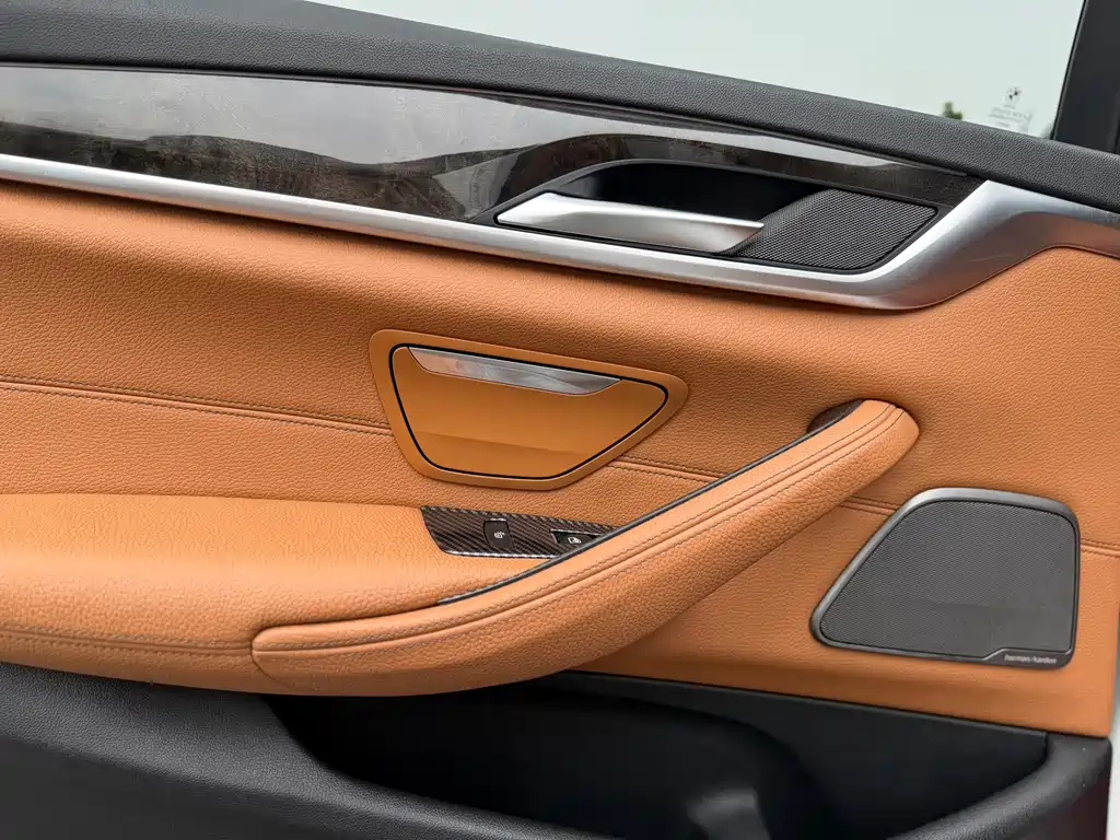 BMW 5 Series 2018 — фото 19