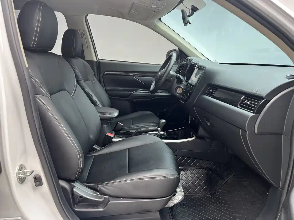 Mitsubishi Outlander 2021 — фото 10