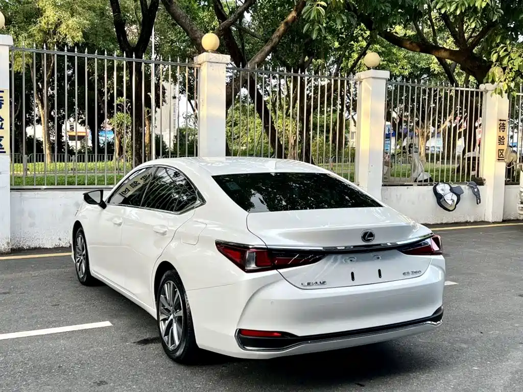 Lexus ES 2019 — фото 9