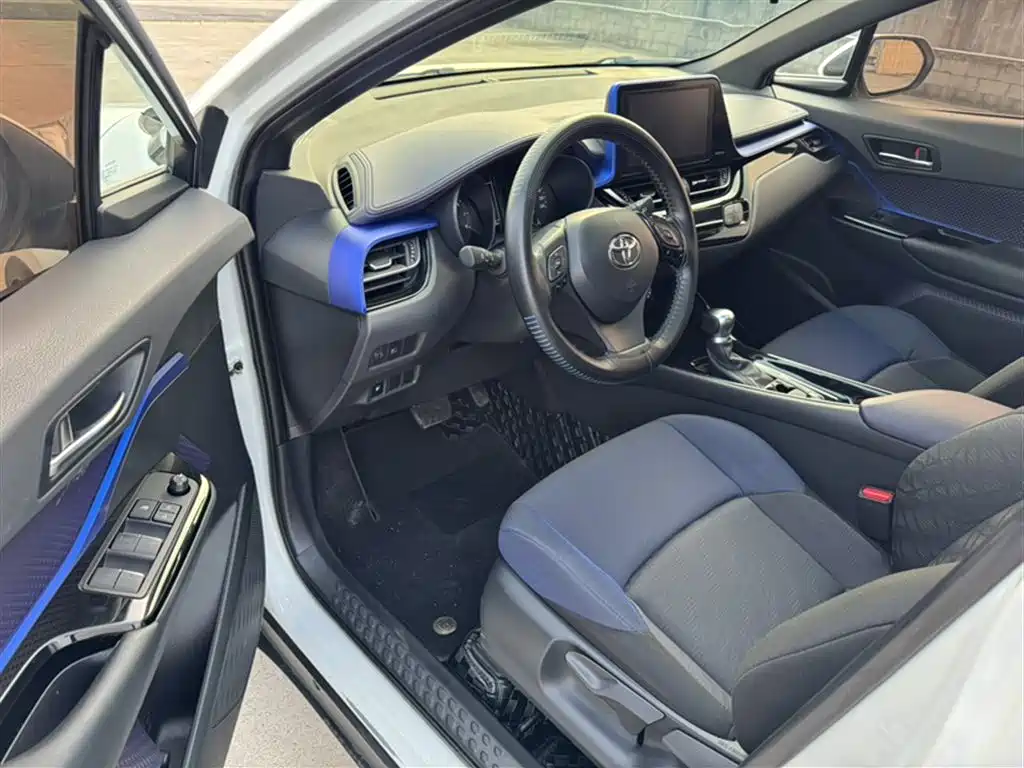 Toyota C-HR 2019 — фото 16