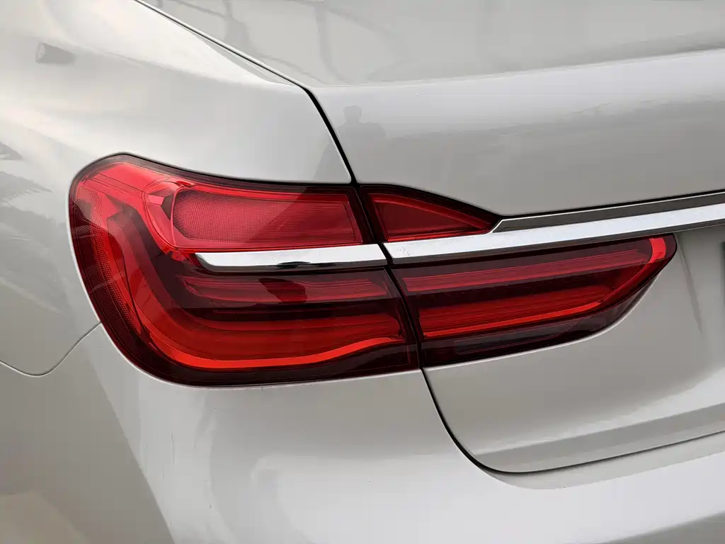 BMW 7 Series 2017 — фото 27