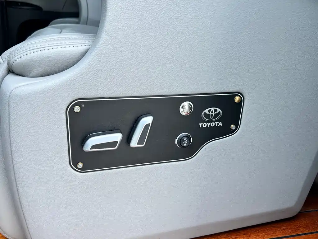 Toyota Sienna 2017 — фото 11
