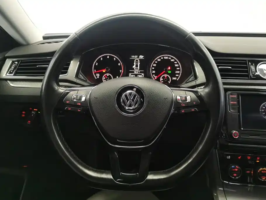 Volkswagen Passat 2018 — фото 15