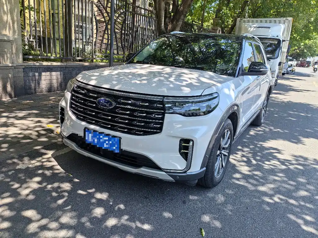 Ford Explorer 2023 — фото 1