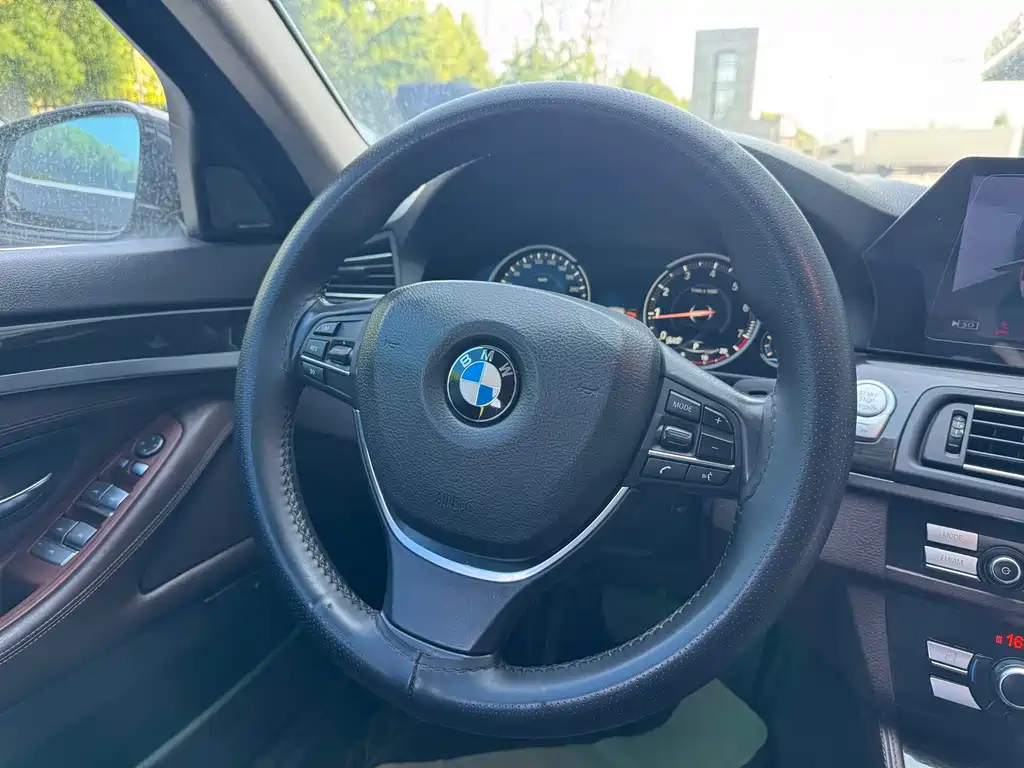 BMW 5 Series 2016 — фото 9