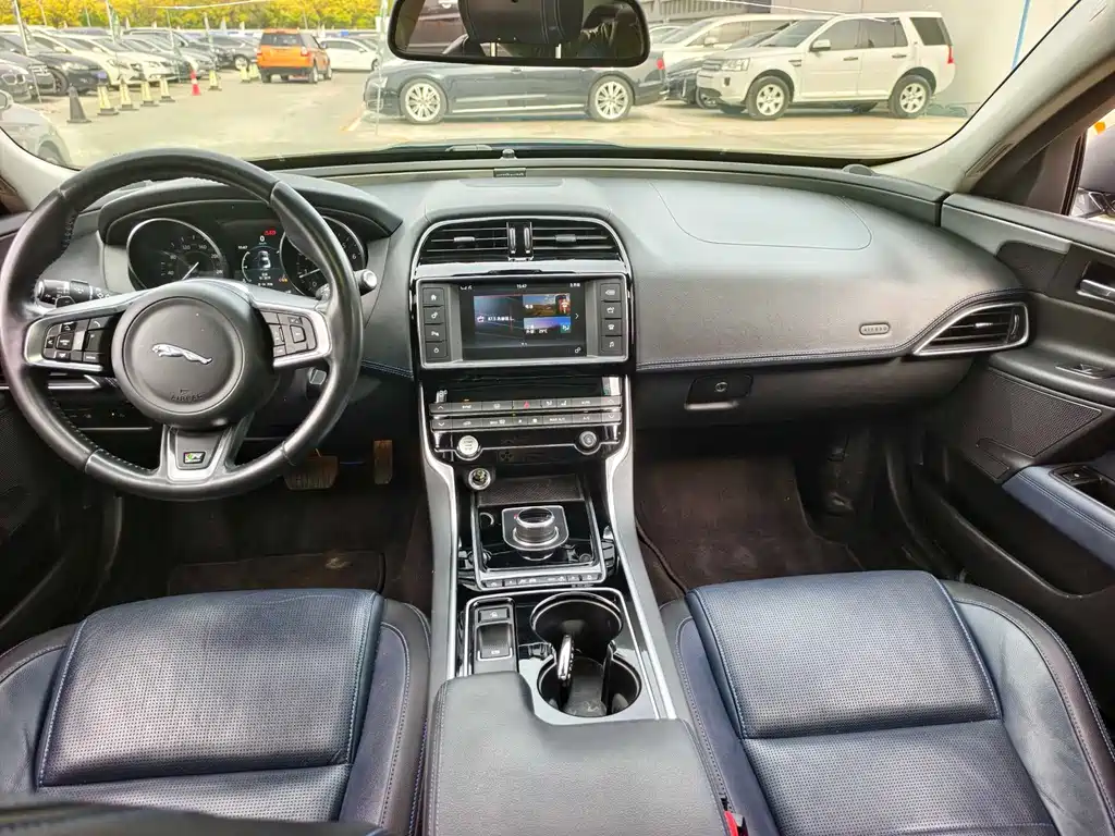 Jaguar XE 2017 — фото 11