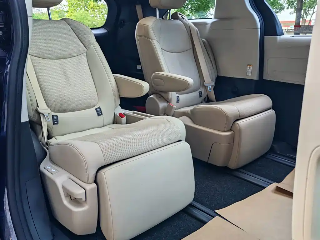 Toyota Sienna 2022 — фото 14