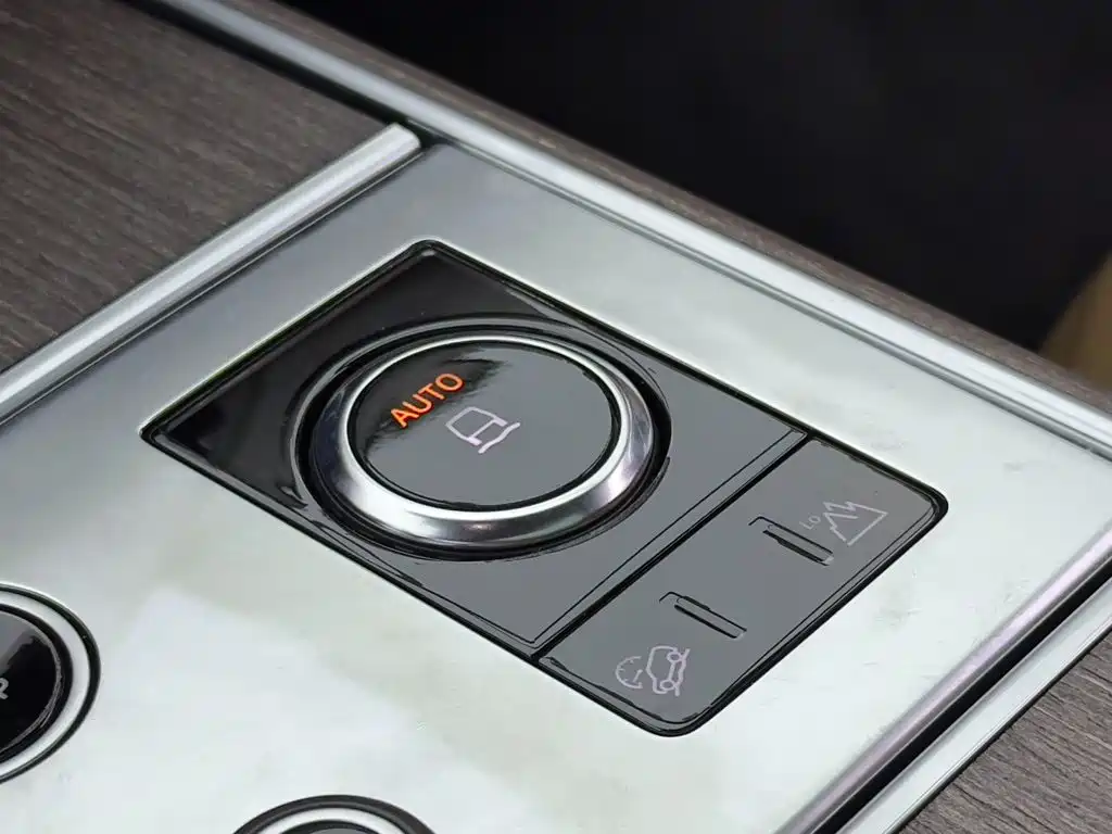 Land Rover Range Rover 2023 — фото 17