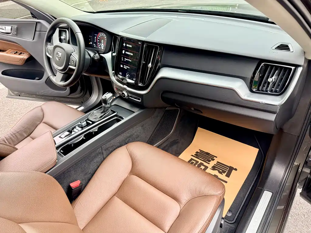 Volvo XC60 2019 — фото 13