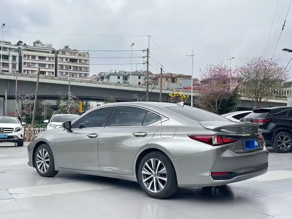 Lexus ES 2020 — фото 9