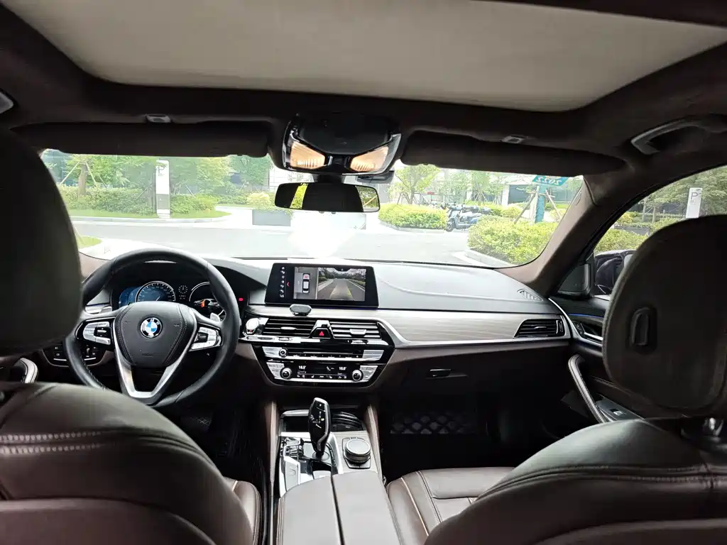 BMW 5 Series 2018 — фото 13