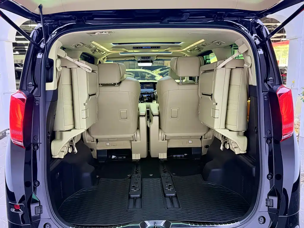 Toyota Alphard 2023 — фото 31