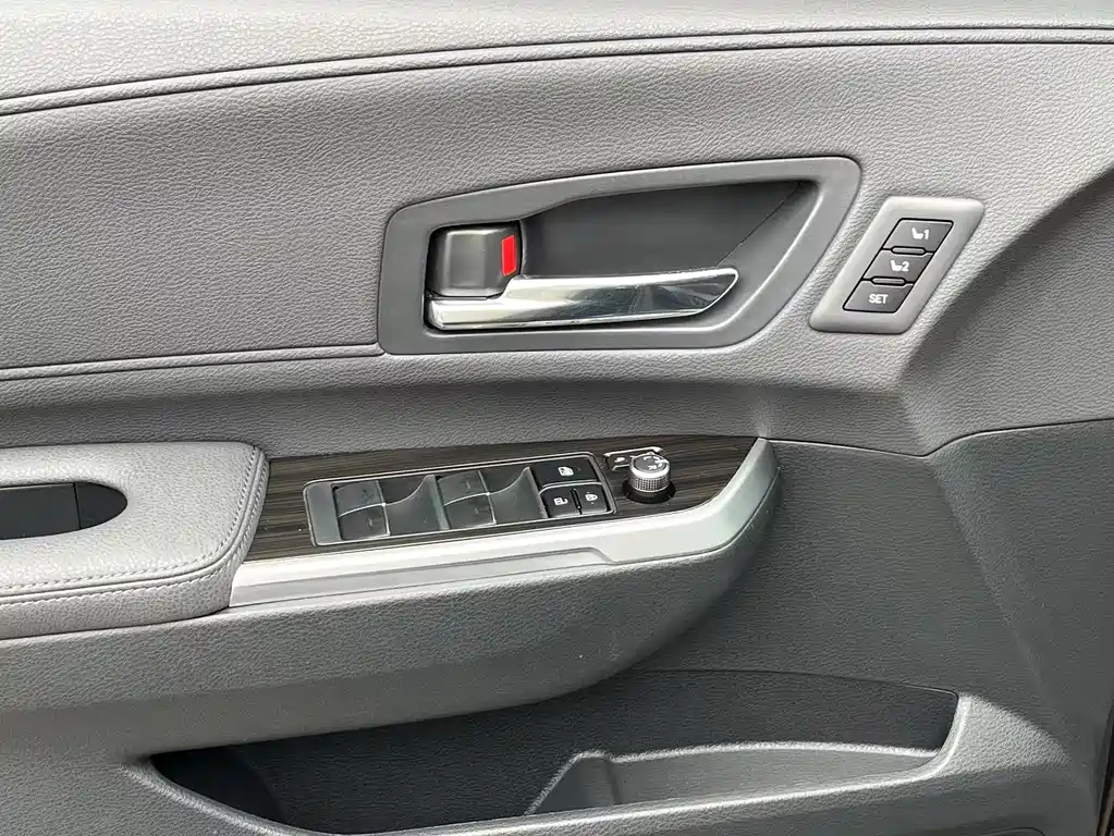 Toyota Granvia 2023 — фото 11