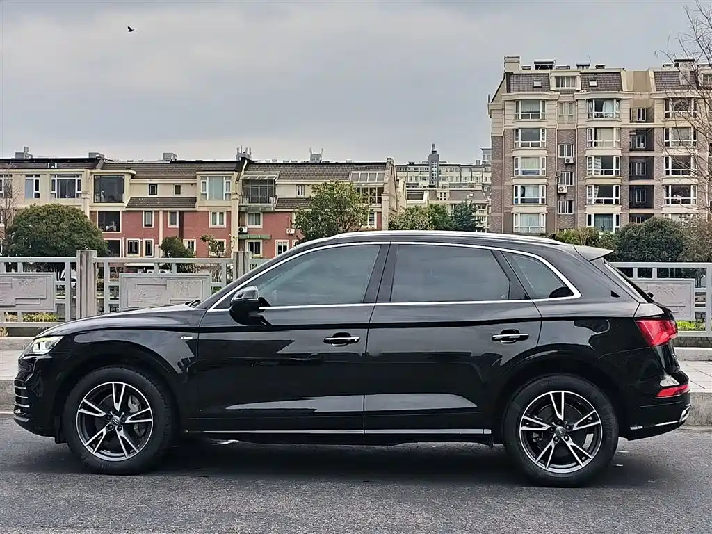 Audi Q5L 2020 — фото 25