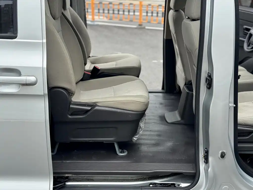 Wuling Hongguang V 2019 — фото 10