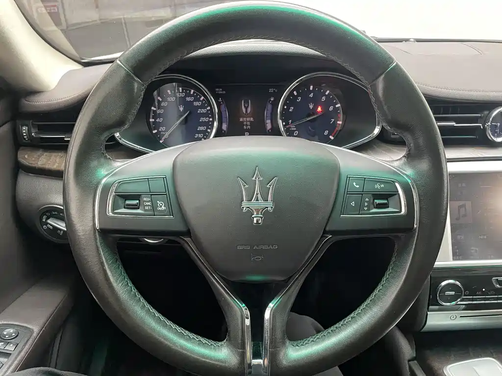 Maserati Quattroporte 2016 — фото 23