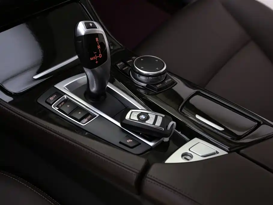 BMW 5 Series 2017 — фото 12