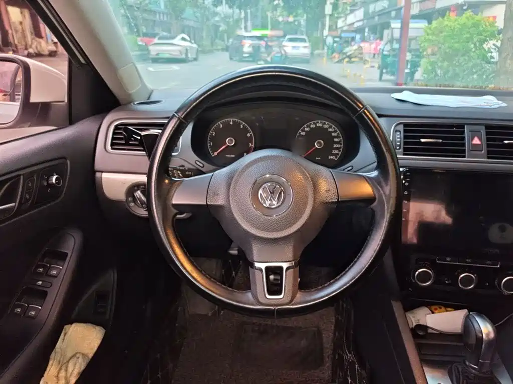 Volkswagen Sagitar 2015