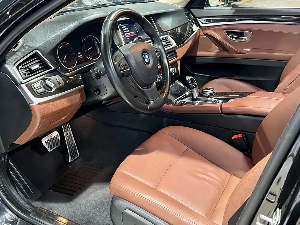 BMW 5 Series 2017 — фото 12