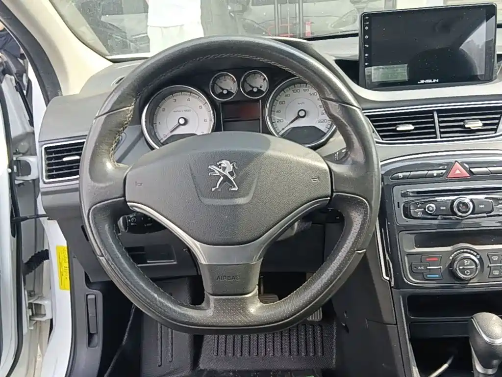 Peugeot 308 2016 — фото 11