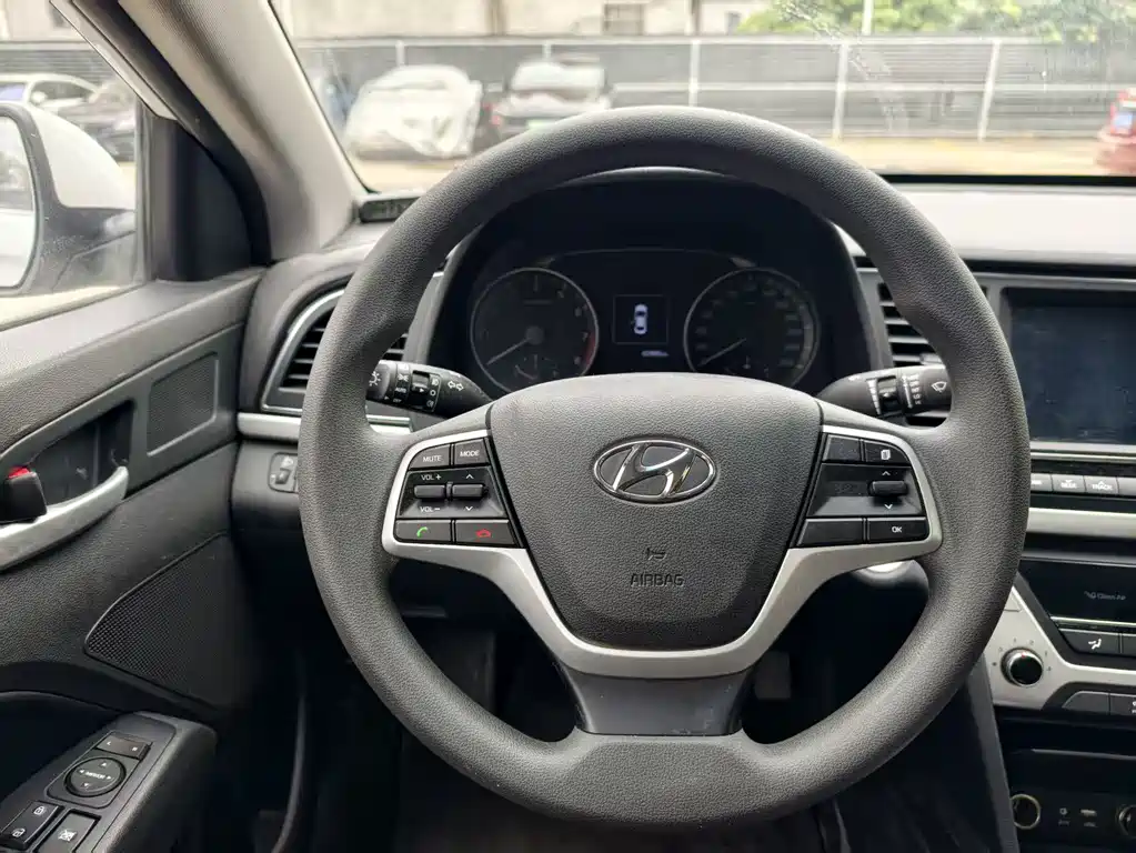 Hyundai Elantra 2018 — фото 11