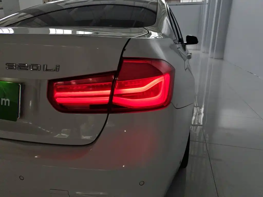 BMW 3 Series 2017 — фото 24