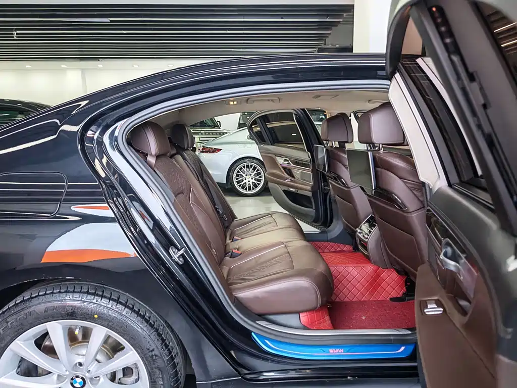BMW 7 Series 2017 — фото 16
