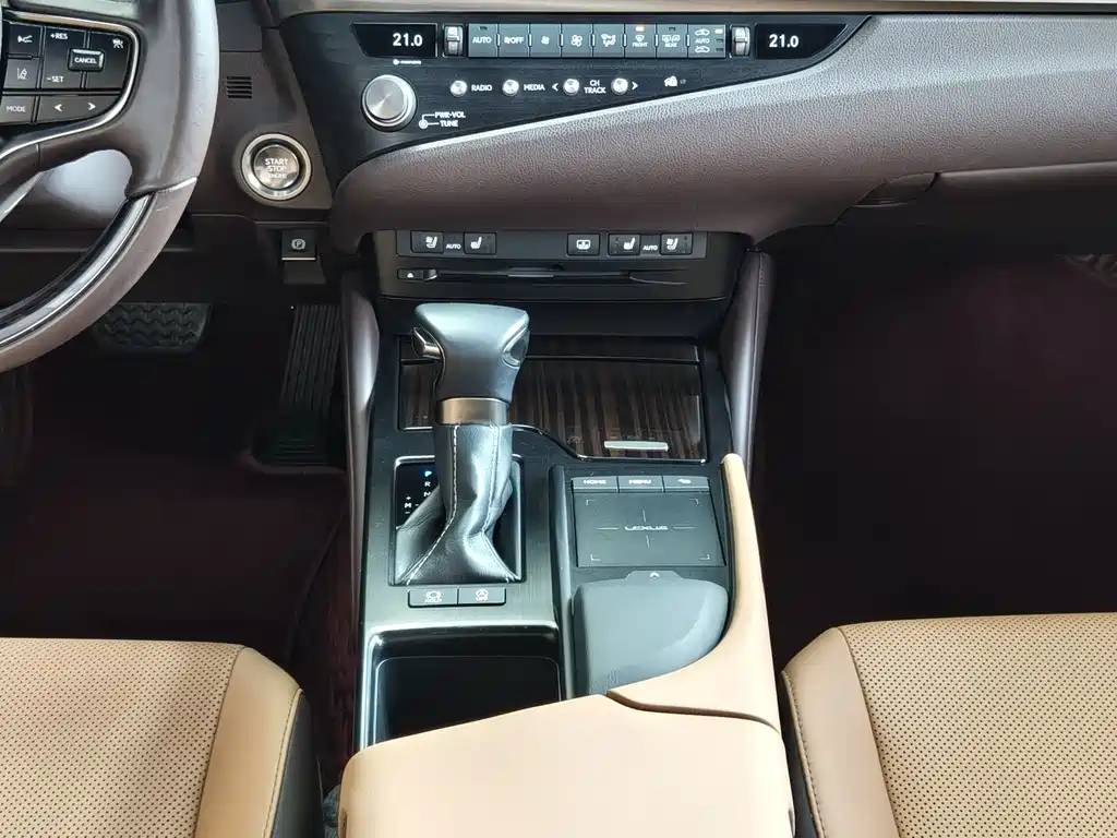 Lexus ES 2020 — фото 12