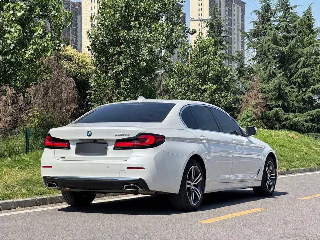 BMW 5 Series 2023 — фото 16