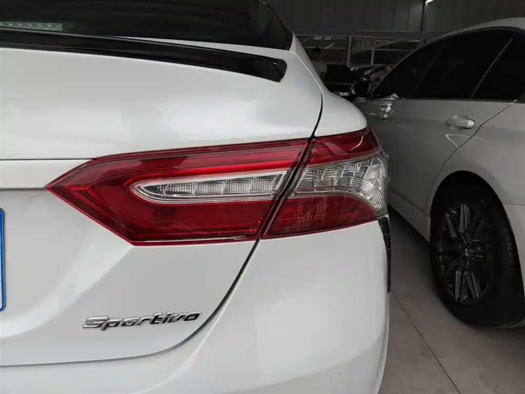 Toyota Camry 2018 — фото 8