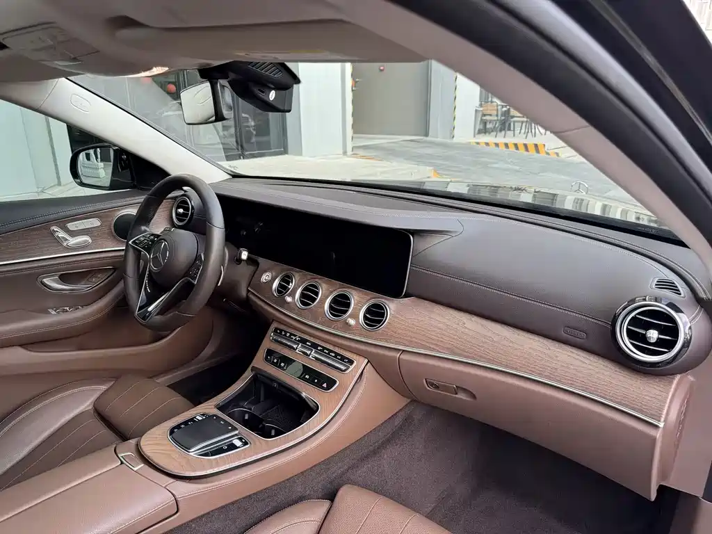 Mercedes-Benz E-Class 2022 — фото 20
