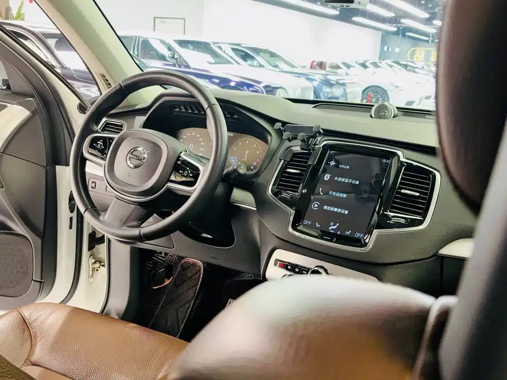 Volvo XC90 2018 — фото 17